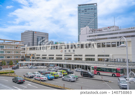 A view of the station building and waiting taxis at the south exit of Shizuoka Station, and the rotary in front of the station [Kurogane-cho, Aoi-ku, Shizuoka City, Shizuoka Prefecture] 140758863