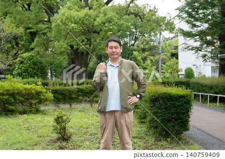 老人在新鮮的綠色公園散步 老人在新鮮的綠色公園散步 140759409