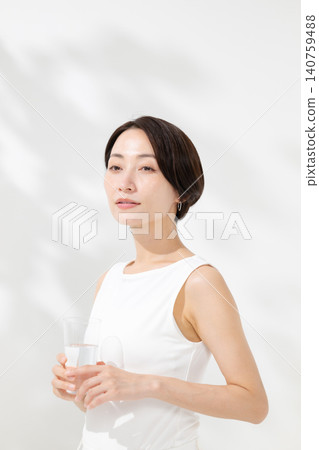 A woman drinking water 140759488