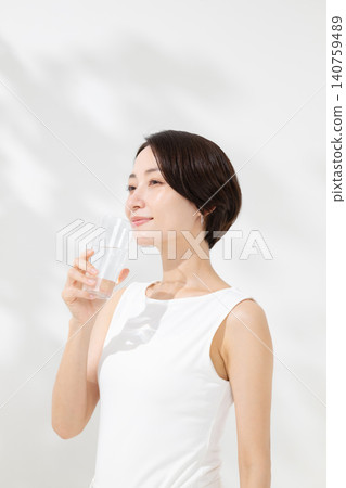 一個女人喝水 140759489