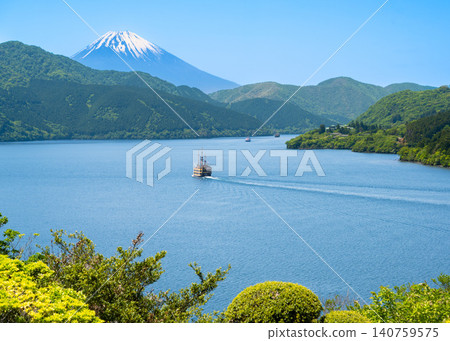 從恩子箱根公園的弁天之花展望台眺望,可以看到富士山和一艘海盜船橫渡蘆之湖。 從恩子箱根公園的弁天之花展望台眺望,可以看到富士山和一艘海盜船橫渡蘆之湖。 140759575