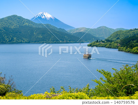 從恩子箱根公園的弁天之花展望台眺望,可以看到富士山和一艘海盜船橫渡蘆之湖。 從恩子箱根公園的弁天之花展望台眺望,可以看到富士山和一艘海盜船橫渡蘆之湖。 140759576