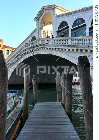 Italy, Venice Old Town, Rialto Bridge in the early morning Italy, Venice Old Town, Rialto Bridge in the early morning 140759735