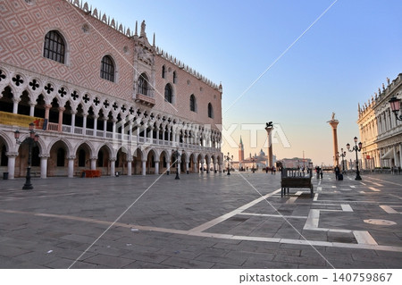 Doge's Palace in the old town of Venice, Italy, early morning. 140759867