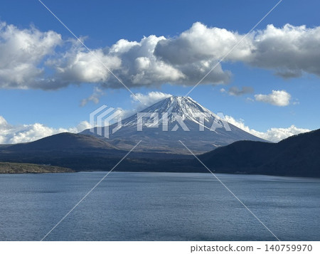 從本棲湖眺望，富士山白雪皚皚。 140759970