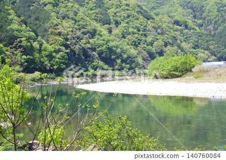 The scenery of the Ota River in Asakita Ward, surrounded by fresh greenery. The scenery of the Ota River in Asakita Ward, surrounded by fresh greenery. 140760084