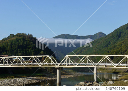 朝日北區大田川上的橋樑以及周圍的山景。 朝日北區大田川上的橋樑以及周圍的山景。 140760109