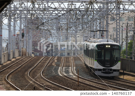 Keihan 13000 series (13040F) running on a quadruple track. 140760137