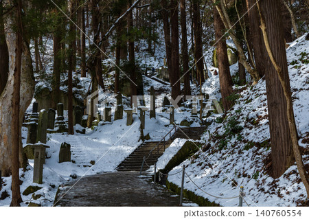 冬季,山形縣山形市的立石寺(山寺)被白雪覆蓋的道路。 冬季,山形縣山形市的立石寺(山寺)被白雪覆蓋的道路。 140760554