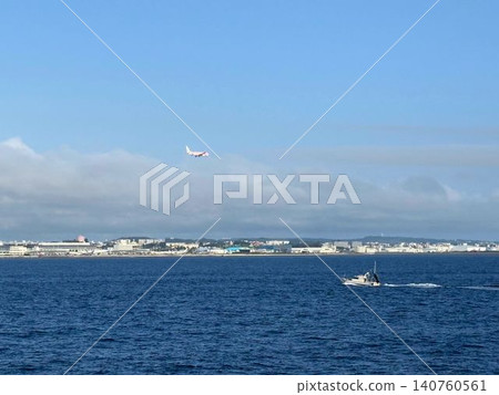 一架飛機飛越久米島附近的海面和蔚藍的大海。 一架飛機飛越久米島附近的海面和蔚藍的大海。 140760561