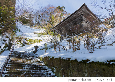 Snow-covered Niomon Gate and approach to Risshaku-ji Temple (Yamadera) in Yamagata City, Yamagata Prefecture in winter. 140760571