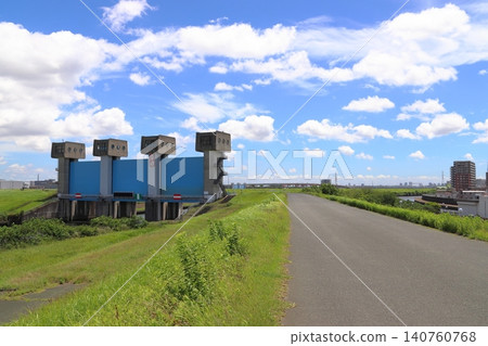 Arakawa River in early summer: Shin-Iwabuchi Floodgate (Kita Ward, Tokyo) 140760768