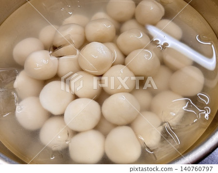 Shiny mochi dumplings 140760797