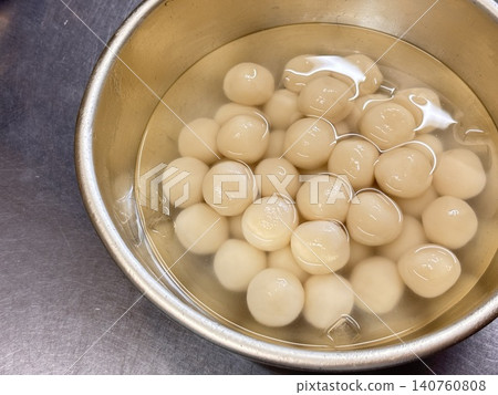 Shiny mochi dumplings 140760808