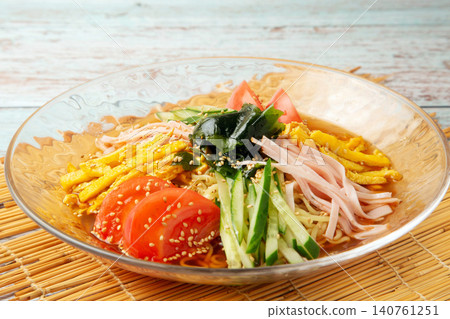 chilled Chinese noodles  140761251