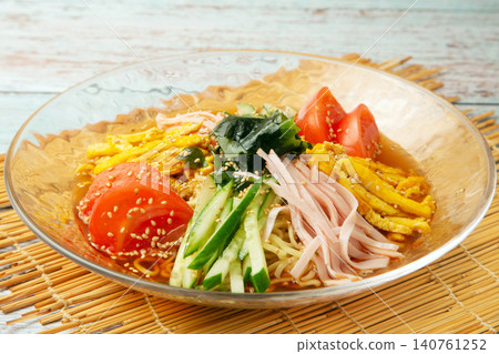 chilled Chinese noodles  140761252