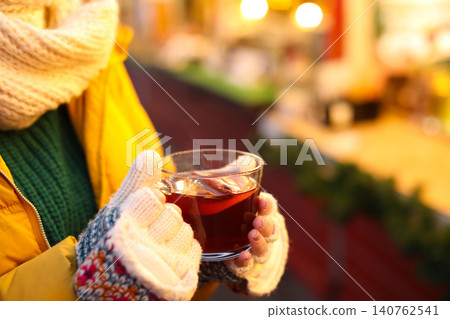 Woman with mulled wine at winter fair, closeup 140762541