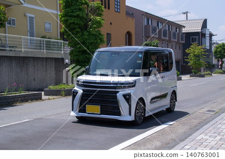 Light passenger cars (tall wagons) that travel on roads Light passenger cars (tall wagons) that travel on roads 140763001