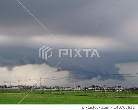 陰雲密佈的景色⑤ 暴雨吞噬伊勢崎（2021年7月10日）北方天空出現大片雲層，一小時內降雨量達60毫米。 140765638