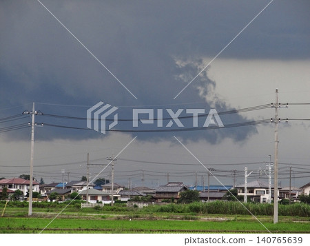 陰雲密佈的景色⑥ 暴雨吞噬伊勢崎（2021年7月10日）一小時內降雨量達60毫米。北方天空出現大片雲層。 140765639