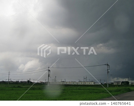 陰雲密布的景色⑧ 伊勢崎遭遇暴雨（2021年7月10日）一小時內降雨量達60毫米 東武鐵道途經此地 暴雨預警 140765641