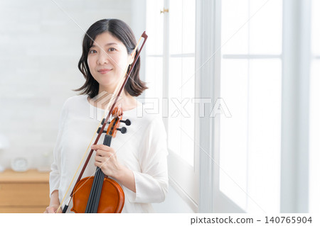 Female violinist Female violinist 140765904