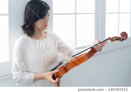 女小提琴手 140765912