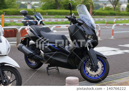 一輛停放的大型踏板車 140766222