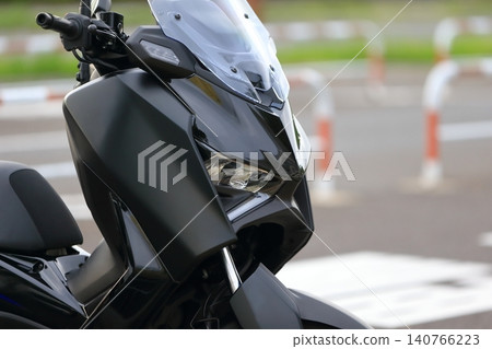 一輛停放的大型踏板車 一輛停放的大型踏板車 140766223