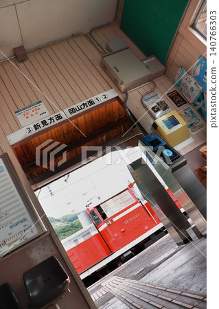 一輛DE10型柴油機車停靠在充滿懷舊氣息的JR石賀尼站。 (照片拍攝於2026年6月18日) 一輛DE10型柴油機車停靠在充滿懷舊氣息的JR石賀尼站。 (照片拍攝於2026年6月18日) 140766303