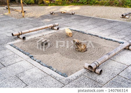 京都東山寶珠寺（與後白河天皇有關的寺廟）內的微型花園。 140766314