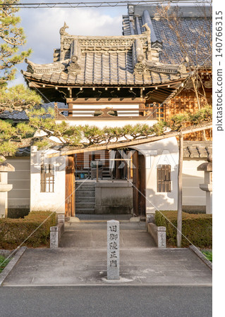 京都東山，法壽寺（與後白河天皇相關的寺廟）：正門（龍宮造風格），原皇陵正門 140766315