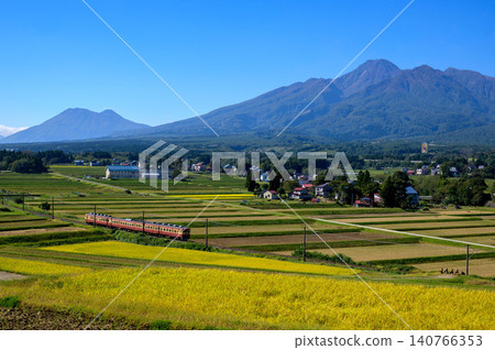 413系復興特快列車運行於妙高山和黑姬山腳下。 413系復興特快列車運行於妙高山和黑姬山腳下。 140766353