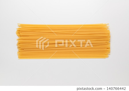一張從上往下拍攝的義大利麵照片，背景是白色。 140766442