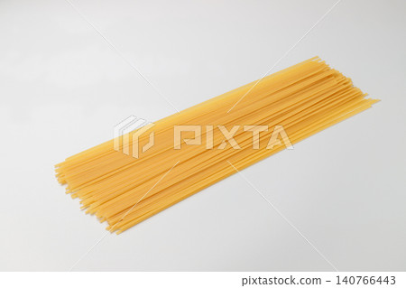 一張義大利麵在白色背景前擺放的照片。 140766443