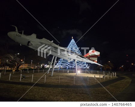 厚木空軍基地聖誕節:夜幕降臨,燈光璀璨的展示飛機和聖誕樹映入眼簾。 厚木空軍基地聖誕節:夜幕降臨,燈光璀璨的展示飛機和聖誕樹映入眼簾。 140766465