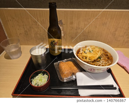 A drink after work: A set of tempura soba and beer enjoyed at a standing-only noodle shop. 140766867