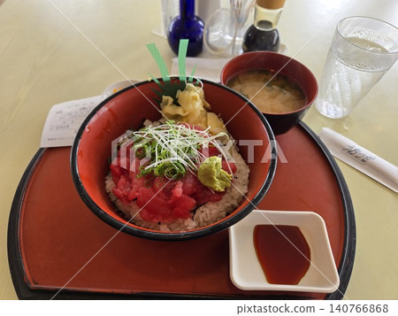 千葉美食：美味的鮪魚腩飯，配上鮮亮的紅色魚腩和味噌湯 140766868