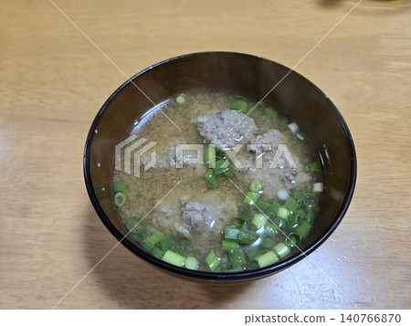 在家也能享用日式料理:營養豐富的沙丁魚丸湯 在家也能享用日式料理:營養豐富的沙丁魚丸湯 140766870