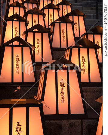 夜晚,寺廟階梯上掛滿了長長的手提燈和紙燈籠,營造出一種神奇的氛圍。 夜晚,寺廟階梯上掛滿了長長的手提燈和紙燈籠,營造出一種神奇的氛圍。 140767887