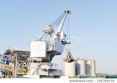 Cargo handling crane at Takasago Industrial Facility (Takasago City, Hyogo Prefecture) Cargo handling crane at Takasago Industrial Facility (Takasago City, Hyogo Prefecture) 140768039