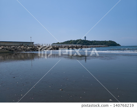 江之島和拍打在沙灘上的海浪 江之島和拍打在沙灘上的海浪 140768219