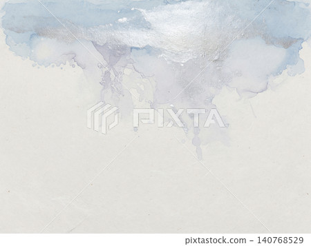 優雅的日式紙張背景,上面暈染著柔和的淺藍色和銀色水彩圖案。 優雅的日式紙張背景,上面暈染著柔和的淺藍色和銀色水彩圖案。 140768529