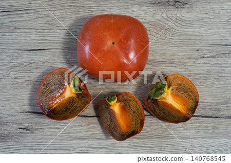 Kinokawa persimmons with a color reminiscent of brown sugar sprinkled on them. Kinokawa persimmons with a color reminiscent of brown sugar sprinkled on them. 140768545