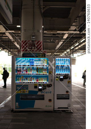 火車站台上的飲料自動販賣機 火車站台上的飲料自動販賣機 140768633