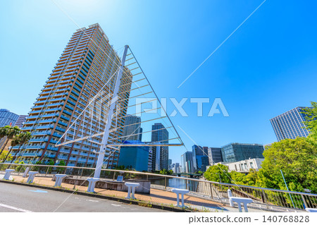 東京港區港南市的城市景觀:高濱運河上的濱路橋 東京港區港南市的城市景觀:高濱運河上的濱路橋 140768828
