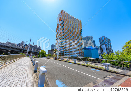 東京港區港南市的城市景觀:高濱運河上的濱路橋 東京港區港南市的城市景觀:高濱運河上的濱路橋 140768829