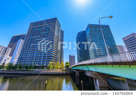 東京港區港南市的城市景觀：高濱運河上的新港南橋 140768864