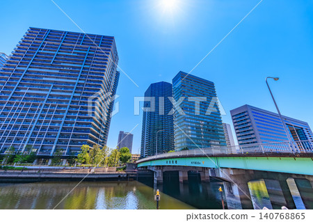 東京港區港南市的城市景觀:高濱運河上的新港南橋 東京港區港南市的城市景觀:高濱運河上的新港南橋 140768865