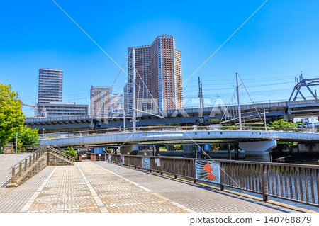 東京港區港南市的城市景觀:高濱運河上的濱路橋 東京港區港南市的城市景觀:高濱運河上的濱路橋 140768879